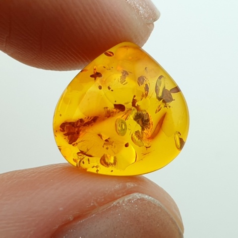 Bursztyn bałtycki kaboszon 13x13 mm nr A124