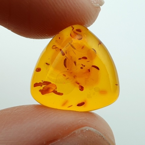 Bursztyn bałtycki kaboszon 14x14 mm nr A198