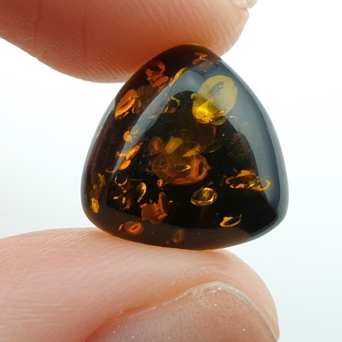Bursztyn bałtycki kaboszon 14x14 mm nr A218