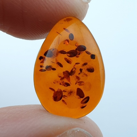 Bursztyn bałtycki kaboszon 17x12 mm nr A211