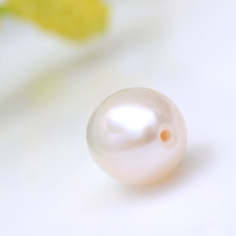 Natural cultured pearl 8-9 mm with half-hole 1 pc.