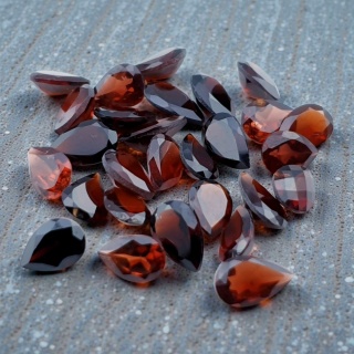 Garnet teardrop faceted 7-8x5 mm 1 pc