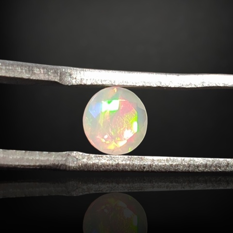 Ethiopian faceted opal fi 5 mm no A86