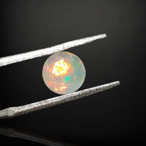 Opal z Etiopii fasetowany fi 6 mm nr A77