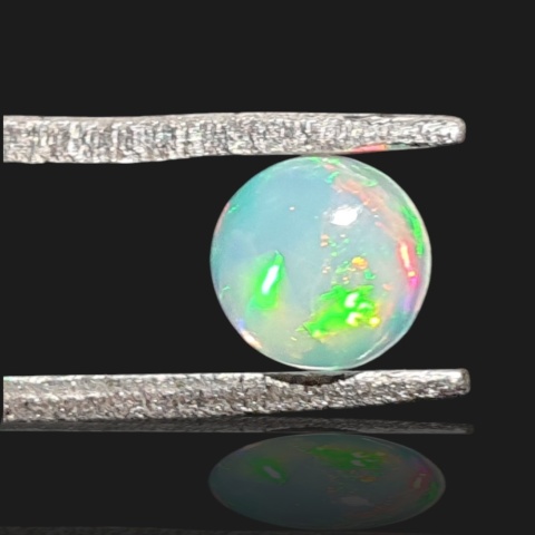 Opal z Etiopii kaboszon fi 5 mm nr A52