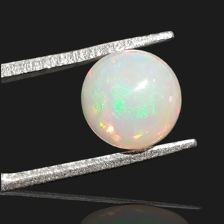 Opal z Etiopii kaboszon fi 8 mm nr 975