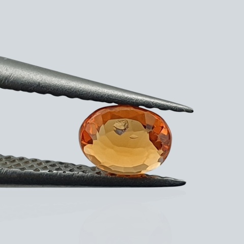 Sapphire oval faceted 5x4 mm no 15