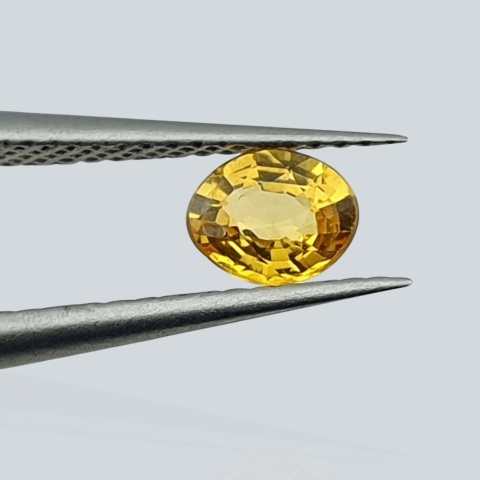 Sapphire oval faceted 5x4 mm no 17