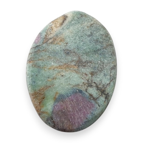 Rubin w fuchsycie kaboszon 24x18 mm nr 135