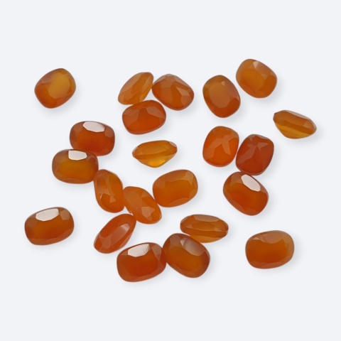 Karneol fasetowany cushion 8x6 mm 1 szt