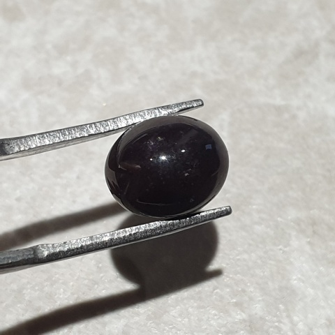 Granat gwiaździsty kaboszon 10x8 mm nr 304