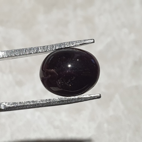 Granat gwiaździsty kaboszon 10x8 mm nr 324