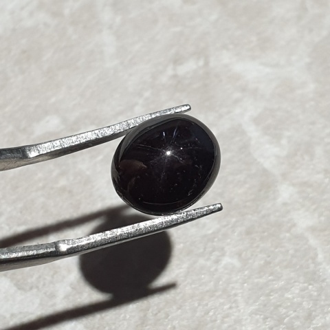 Granat gwiaździsty kaboszon 11x10 mm nr 142