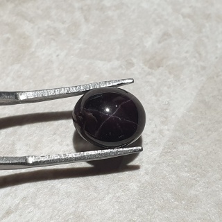 Granat gwiaździsty kaboszon 11x9 mm nr 258