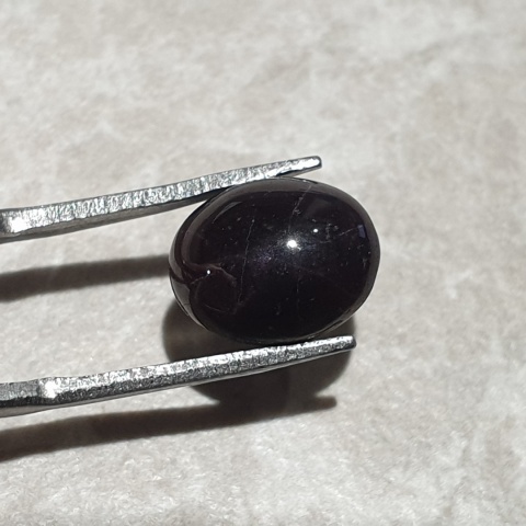 Granat gwiaździsty kaboszon 11x9 mm nr 300