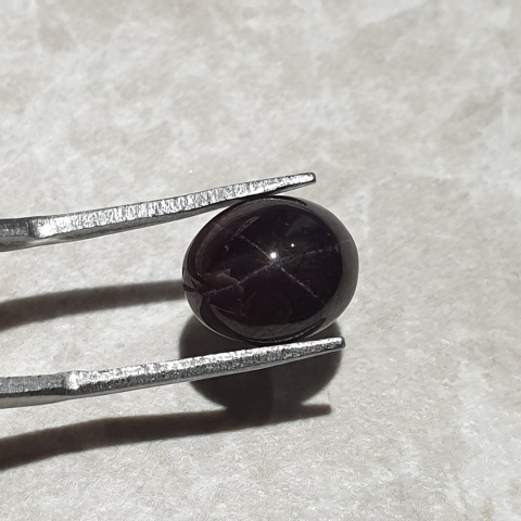 Granat gwiaździsty kaboszon 11x9 mm nr 305