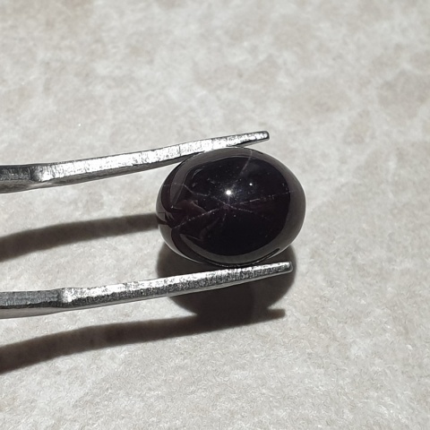 Granat gwiaździsty kaboszon 11x9 mm nr 317