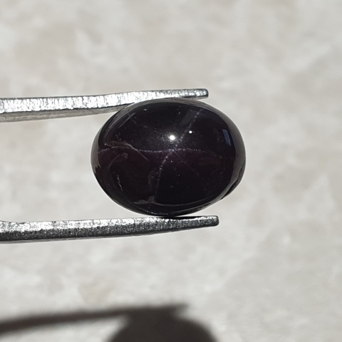 Granat gwiaździsty kaboszon 11x9 mm nr 322