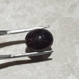 Granat gwiaździsty kaboszon 11x9 mm nr 335