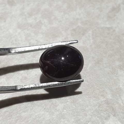 Granat gwiaździsty kaboszon 11x9 mm nr 335