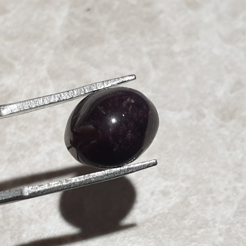 Granat gwiaździsty kaboszon 12x10 mm nr 223