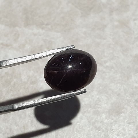 Granat gwiaździsty kaboszon 12x9 mm nr 157