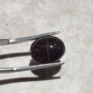 Granat gwiaździsty kaboszon 12x9 mm nr 241