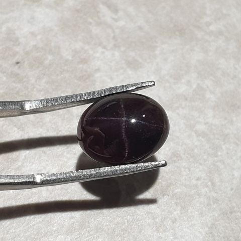 Granat gwiaździsty kaboszon 12x9 mm nr 241