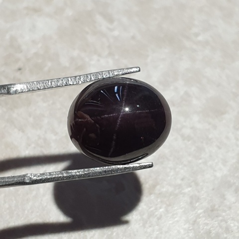 Granat gwiaździsty kaboszon 14x11 mm nr 176