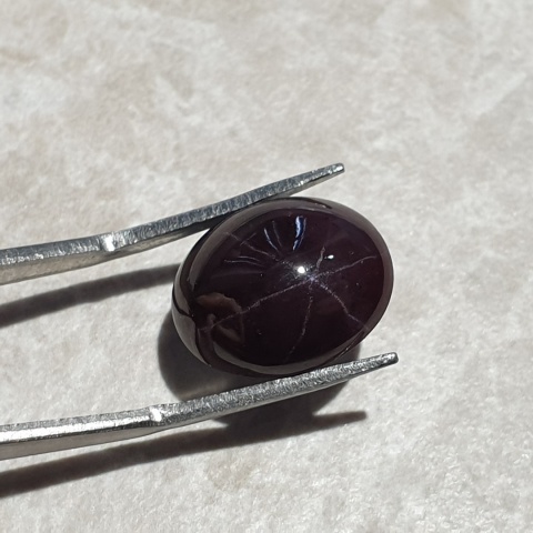 Granat gwiaździsty kaboszon 15x12 mm nr 177