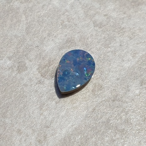 Opal australijski doublet 7x5 mm nr 104