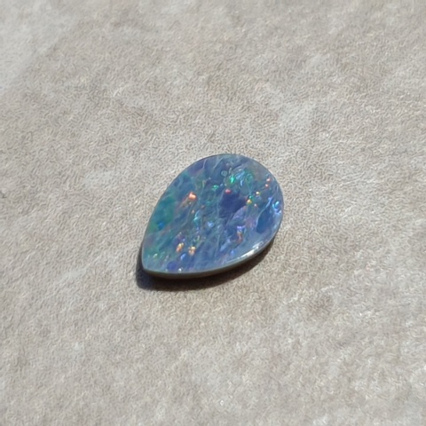 Opal australijski doublet 7x5 mm nr 107