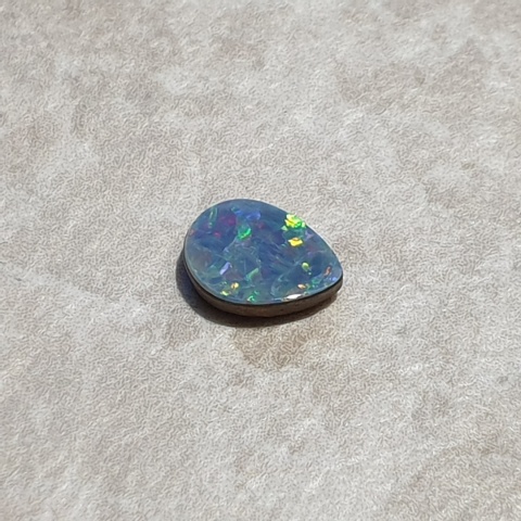 Opal australijski doublet 7x5 mm nr 108