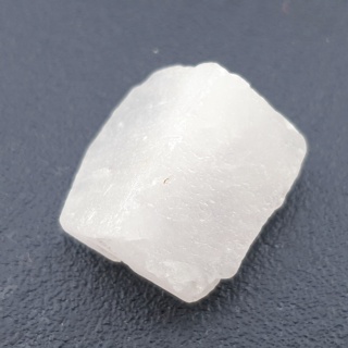 Kwarc różowy bryłka z dziurką 22x22 mm nr 147