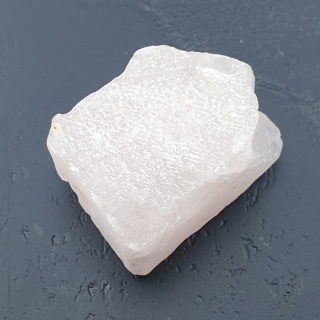 Kwarc różowy bryłka z dziurką 23x18 mm nr 118