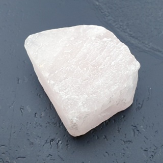 Kwarc różowy bryłka z dziurką 23x18 mm nr 118