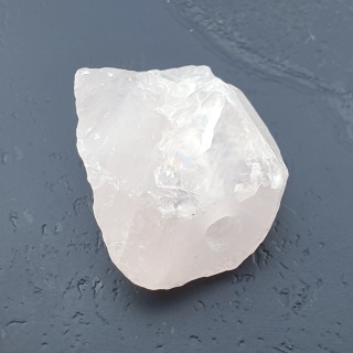 Kwarc różowy bryłka z dziurką 23x21 mm nr 117