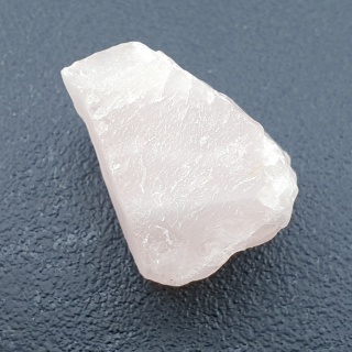 Kwarc różowy bryłka z dziurką 24x22 mm nr 150