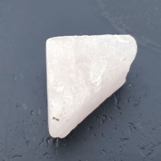 Kwarc różowy bryłka z dziurką 25x15 mm nr 122