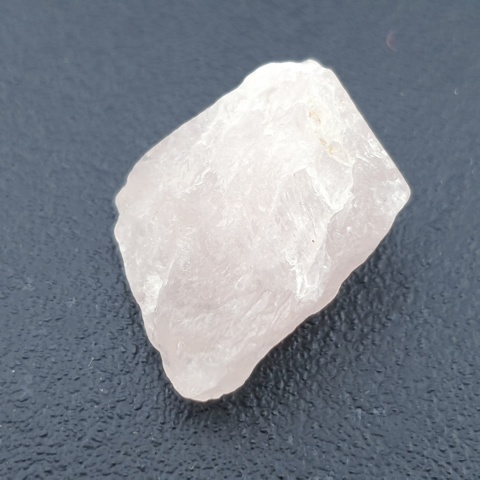 Kwarc różowy bryłka z dziurką 25x17 mm nr 155