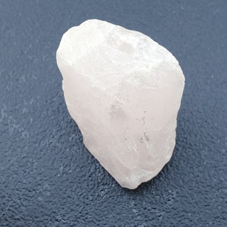 Kwarc różowy bryłka z dziurką 25x21 mm nr 145