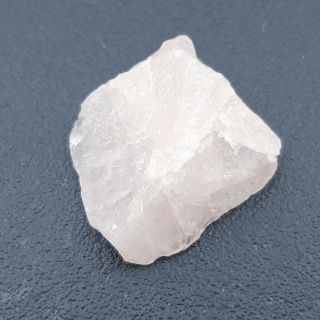 Kwarc różowy bryłka z dziurką 25x22 mm nr 149