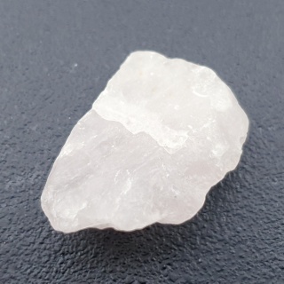 Kwarc różowy bryłka z dziurką 26x19 mm nr 156