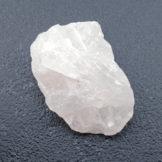 Kwarc różowy bryłka z dziurką 26x19 mm nr 156