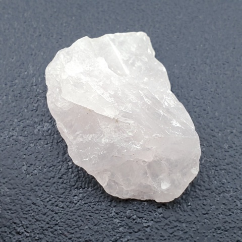 Kwarc różowy bryłka z dziurką 26x19 mm nr 156