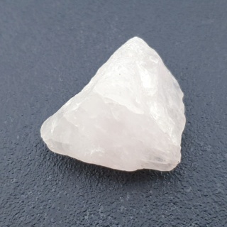 Kwarc różowy bryłka z dziurką 27x20 mm nr 131