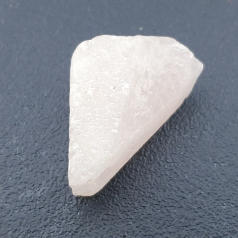 Kwarc różowy bryłka z dziurką 27x20 mm nr 146