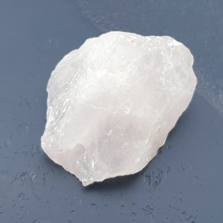 Kwarc różowy bryłka z dziurką 27x22 mm nr 121