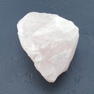 Kwarc różowy bryłka z dziurką 27x23 mm nr 116