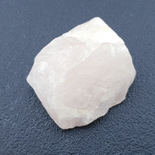 Kwarc różowy bryłka z dziurką 27x24 mm nr 138